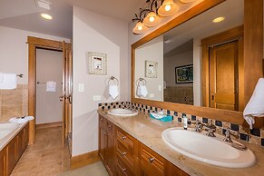 Lone Eagle by Summit County Mountain Retreats