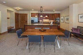 Lone Eagle by Summit County Mountain Retreats