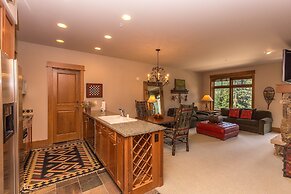 Lone Eagle by Summit County Mountain Retreats