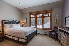 Lone Eagle by Summit County Mountain Retreats