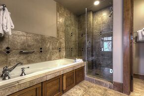 Lone Eagle by Summit County Mountain Retreats