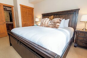 Red Hawk Townhome #2327 by Summit County Mountain Retreats