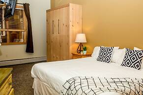 Arapahoe Lodge #8102 by Summit County Mountain Retreats