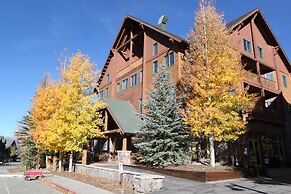 Arapahoe Lodge #8102 by Summit County Mountain Retreats