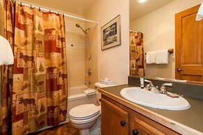 Arapahoe Lodge #8102 by Summit County Mountain Retreats