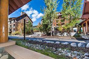 Arapahoe Lodge #8102 by Summit County Mountain Retreats