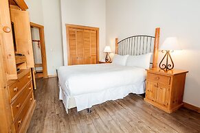 Arapahoe Lodge #8102 by Summit County Mountain Retreats