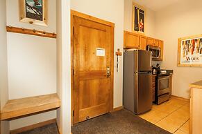 Arapahoe Lodge #8102 by Summit County Mountain Retreats