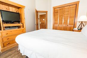 Arapahoe Lodge #8102 by Summit County Mountain Retreats