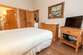Arapahoe Lodge #8102 by Summit County Mountain Retreats