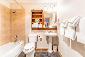 Red Hawk Lodge by Summit County Mountain Retreats