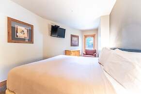 Red Hawk Lodge by Summit County Mountain Retreats