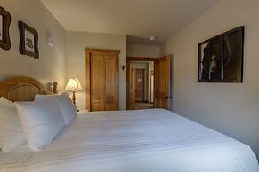 Red Hawk Lodge by Summit County Mountain Retreats