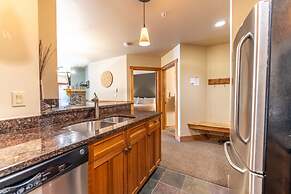 Red Hawk Lodge by Summit County Mountain Retreats