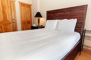 Red Hawk Lodge by Summit County Mountain Retreats