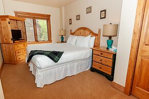 Red Hawk Lodge by Summit County Mountain Retreats