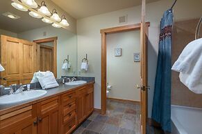 Red Hawk Lodge by Summit County Mountain Retreats