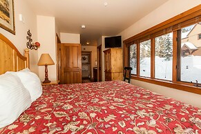 Red Hawk Lodge by Summit County Mountain Retreats