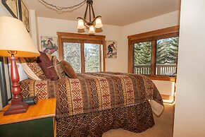 Red Hawk Lodge by Summit County Mountain Retreats