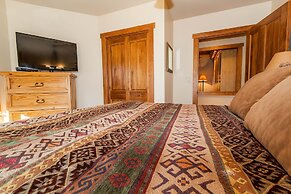 Red Hawk Lodge by Summit County Mountain Retreats