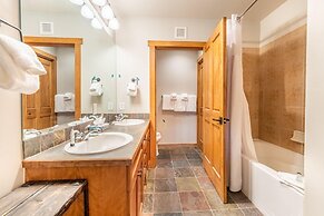 Red Hawk Lodge by Summit County Mountain Retreats