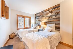 Red Hawk Lodge by Summit County Mountain Retreats