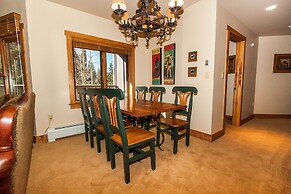 Red Hawk Lodge by Summit County Mountain Retreats