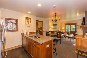 Red Hawk Lodge by Summit County Mountain Retreats