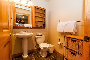 Red Hawk Lodge by Summit County Mountain Retreats