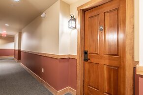 Red Hawk Lodge by Summit County Mountain Retreats