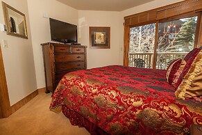 Red Hawk Lodge by Summit County Mountain Retreats