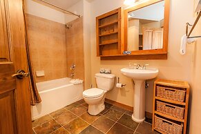 Red Hawk Lodge by Summit County Mountain Retreats