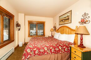 Red Hawk Lodge by Summit County Mountain Retreats