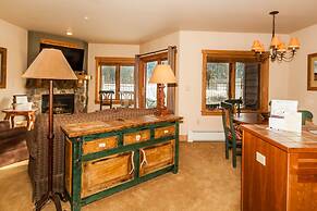 Red Hawk Lodge by Summit County Mountain Retreats