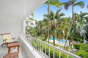 Poolside Apt in Alamanda Beachfront 77