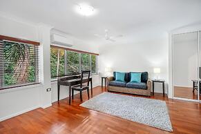 Poolside Apt in Alamanda Beachfront 77