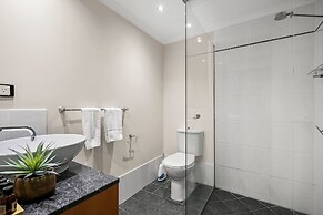 Poolside Apt in Alamanda Beachfront 77