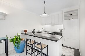 Poolside Apt in Alamanda Beachfront 77