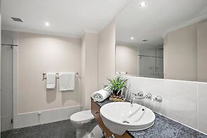 Poolside Apt in Alamanda Beachfront 77