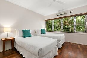 Poolside Apt in Alamanda Beachfront 77