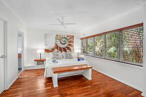 Poolside Apt in Alamanda Beachfront 77