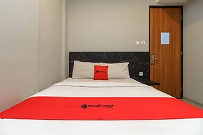 RedDoorz Plus near Radio Dalam 3