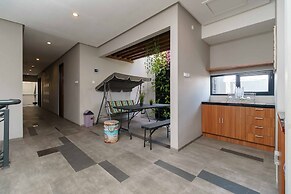 RedDoorz Plus near Radio Dalam 3