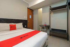 RedDoorz Plus near Radio Dalam 3