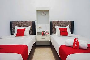 RedDoorz near Velodrome Malang 2