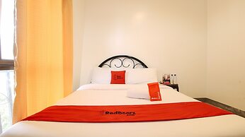 RedDoorz Plus @ Jardin Suites Guadalupe Nuevo