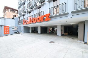 RedDoorz Plus @ Jardin Suites Guadalupe Nuevo