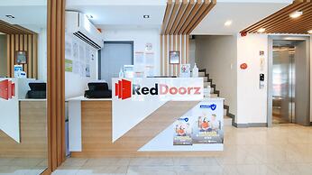 RedDoorz Plus @ Jardin Suites Guadalupe Nuevo