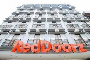 RedDoorz Plus @ Jardin Suites Guadalupe Nuevo