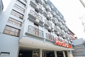 RedDoorz Plus @ Jardin Suites Guadalupe Nuevo